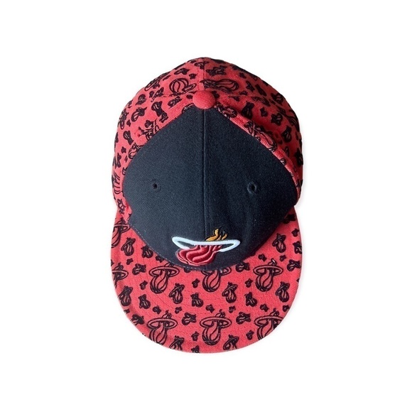 Adidas Miami Heat Fitted Wool Red & Black Flat Cap, Size 7 5/8 - Picture 2 of 10
